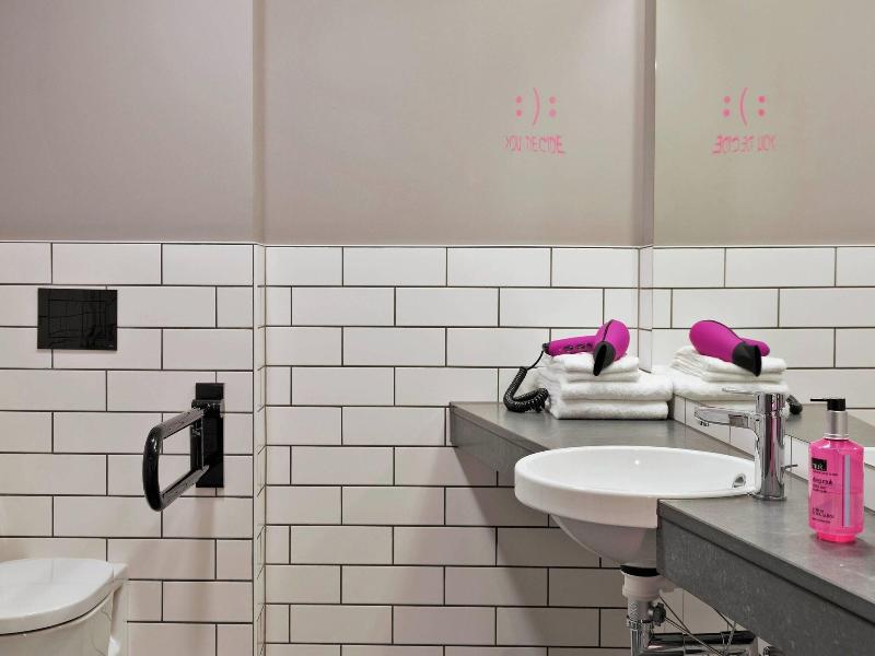 Moxy Frankfurt East image