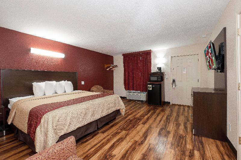 Red Roof Inn Starkville - University image