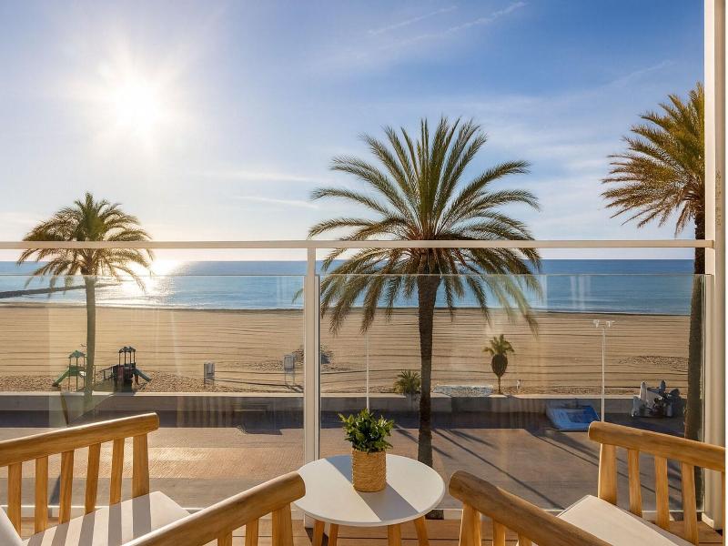 Meraki Beach Hotel image