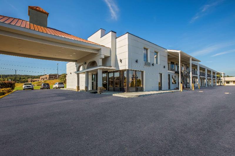 Econo Lodge White Pine Morristown I-81 I-40 Split image