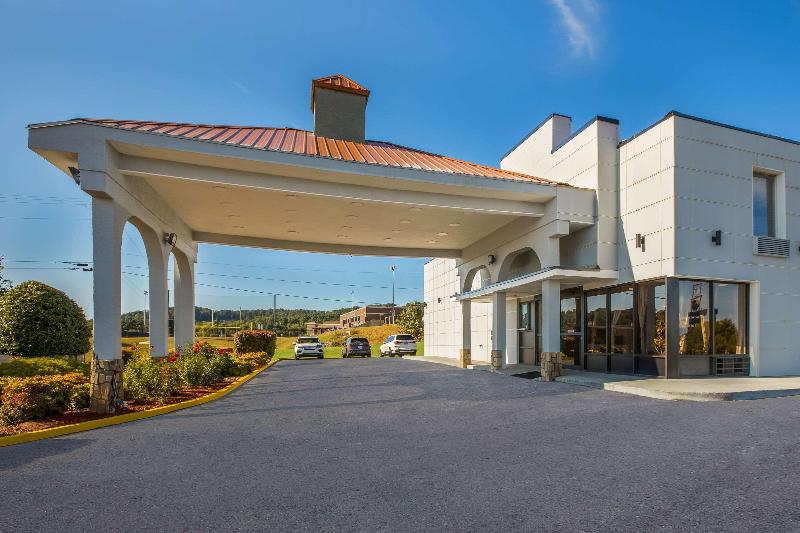 Econo Lodge White Pine Morristown I-81 I-40 Split image
