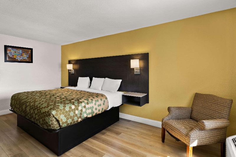 Econo Lodge White Pine Morristown I-81 I-40 Split image