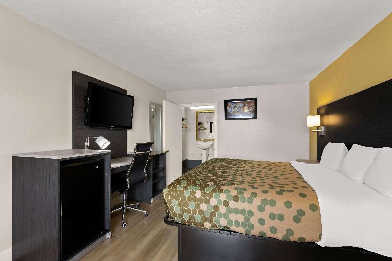 Econo Lodge White Pine Morristown I-81 I-40 Split image