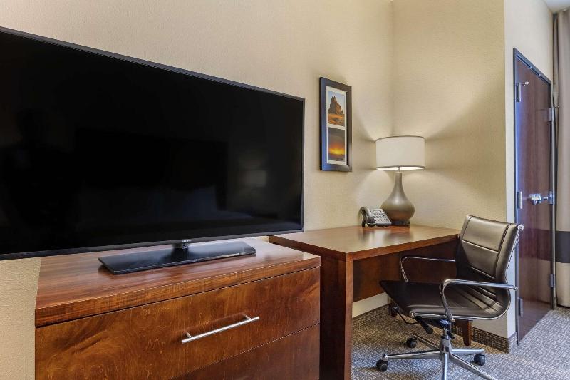 Comfort Inn & Suites Edgewood image