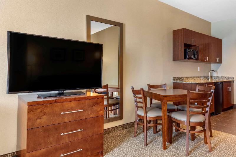 Comfort Inn & Suites Edgewood image