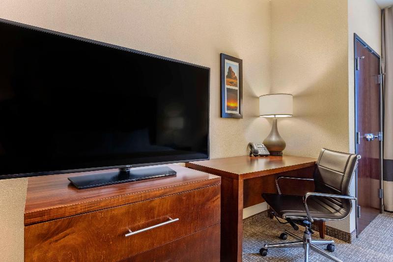 Comfort Inn & Suites Edgewood image
