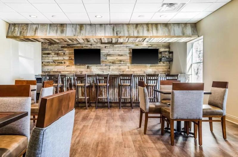MainStay Suites Hackberry Sportsman's Lodge image 9