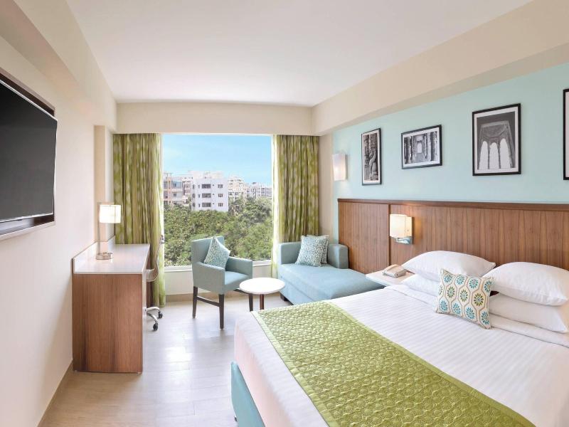 DOUBLE DELUXE KING BED