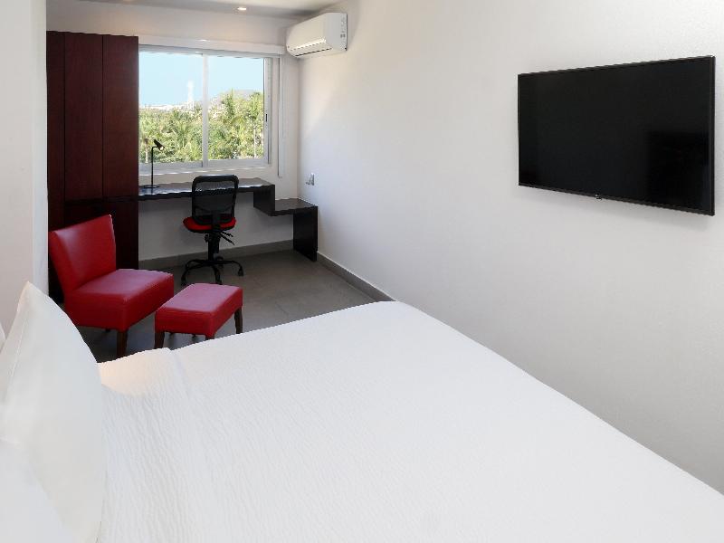 Garner Hotel Mazatlan Beach by IHG image