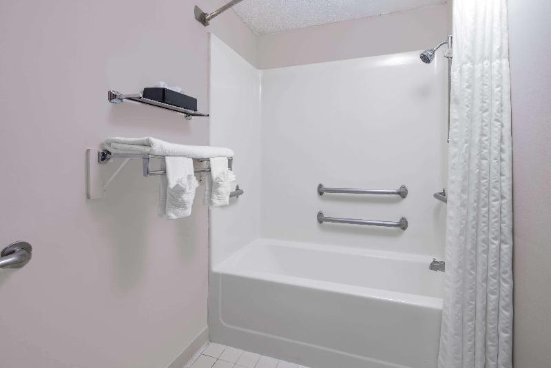 Econo Lodge Jesup GA image