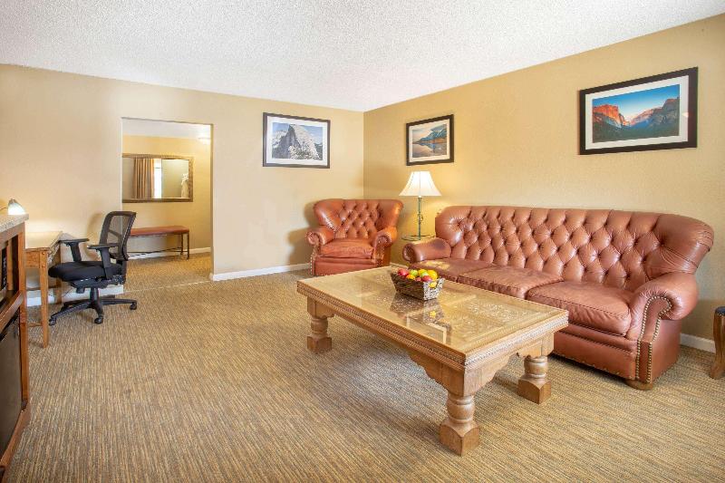 Travelodge By Wyndham Hawthorne image 4