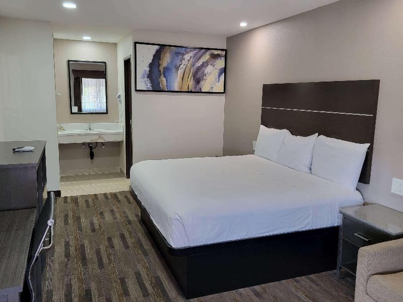 Travelodge by Wyndham Buena Park image