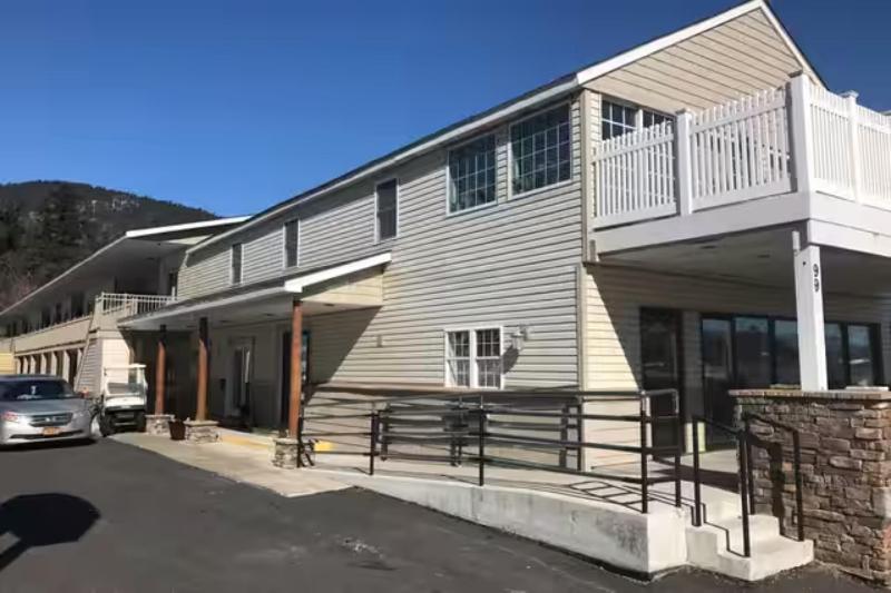 Howard Johnson By Wyndham Lake George image