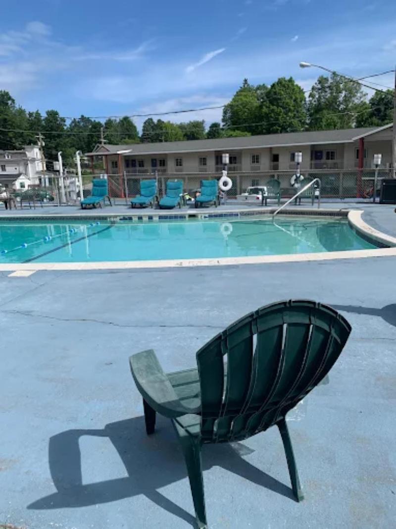 Howard Johnson By Wyndham Lake George image