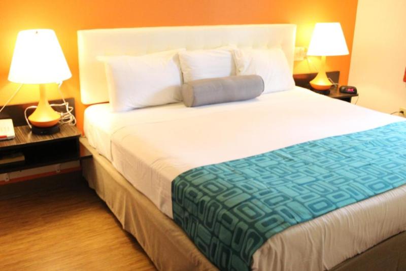 Howard Johnson By Wyndham Lake George image