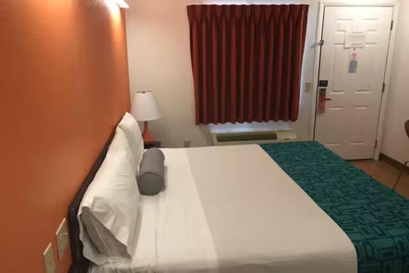 Howard Johnson By Wyndham Lake George image