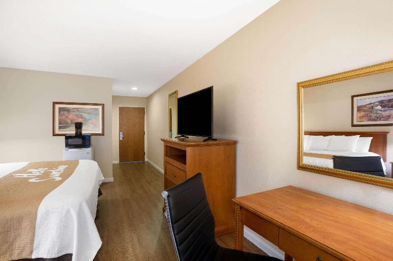 Days Inn & Suites by Wyndham Cuba image 7