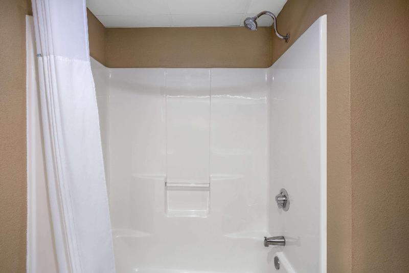 Days Inn & Suites by Wyndham Cuba image 3