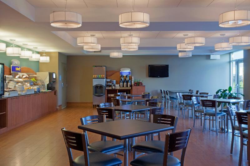 Holiday Inn Express and Suites Saint - Hyacinthe