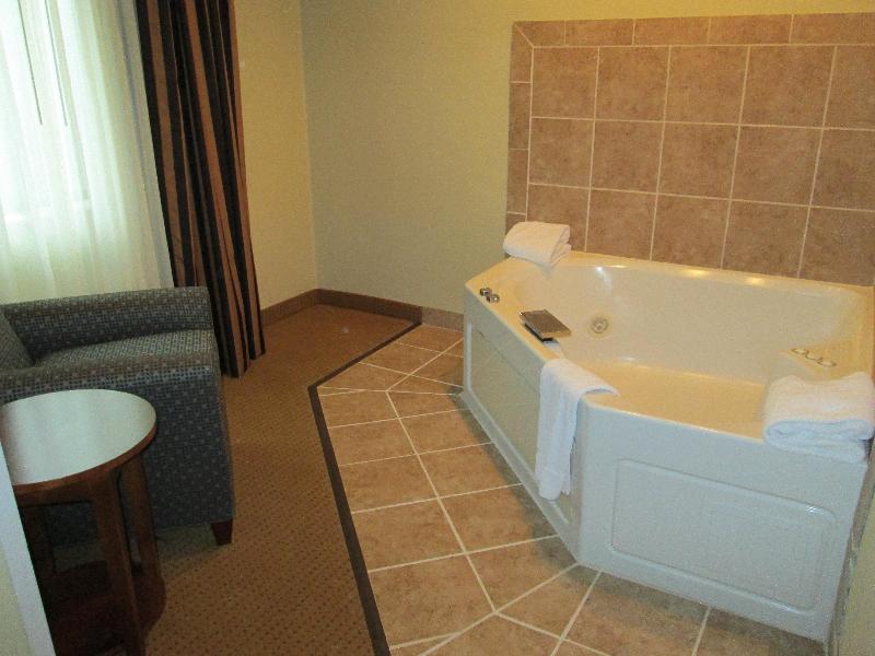 Holiday Inn Express Newell-Chester WV