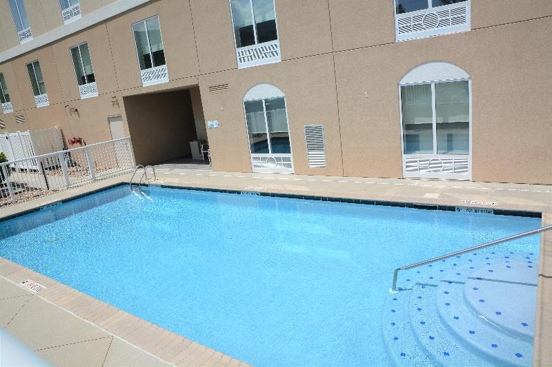 Holiday Inn Express and Suites Caryville image