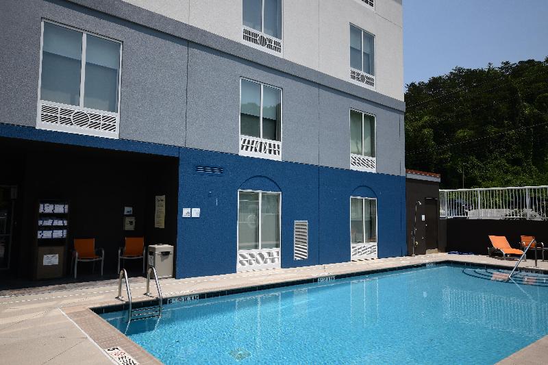 Holiday Inn Express and Suites Caryville image