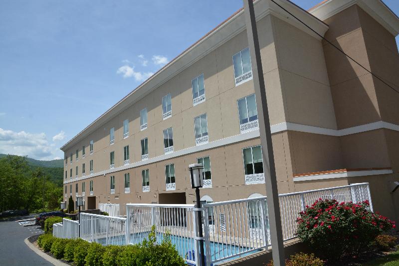 Holiday Inn Express and Suites Caryville image
