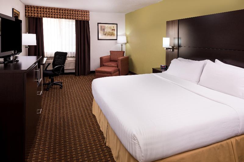 Holiday Inn Express And Suites Bucyrus image