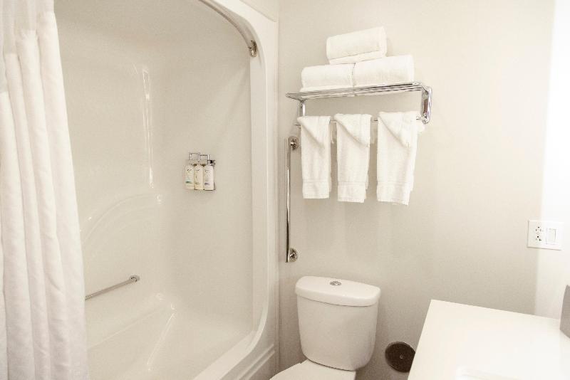 Holiday Inn Express Marshfield (Springfield Area) image 9