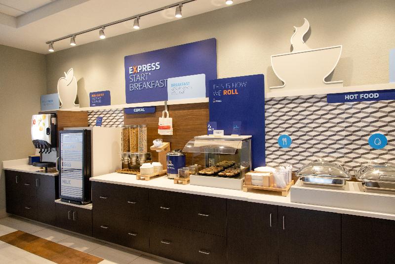 Holiday Inn Express Marshfield (Springfield Area) image 2