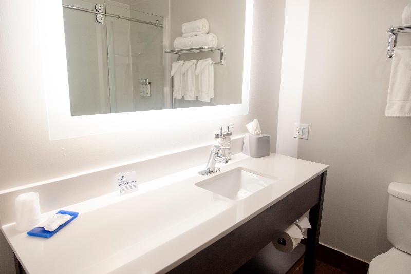 Holiday Inn Express Marshfield (Springfield Area) image