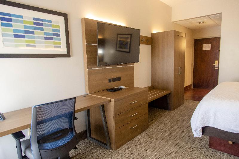 Holiday Inn Express Marshfield (Springfield Area) image