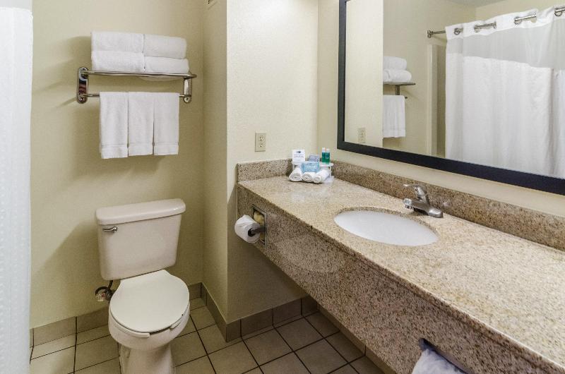 Holiday Inn Express & Suites Vinita By IHG image