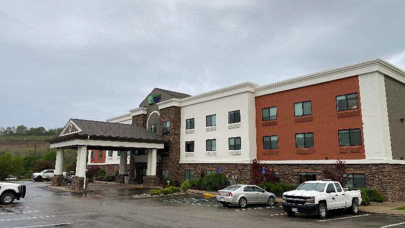 Holiday Inn Express and Suites Weston image
