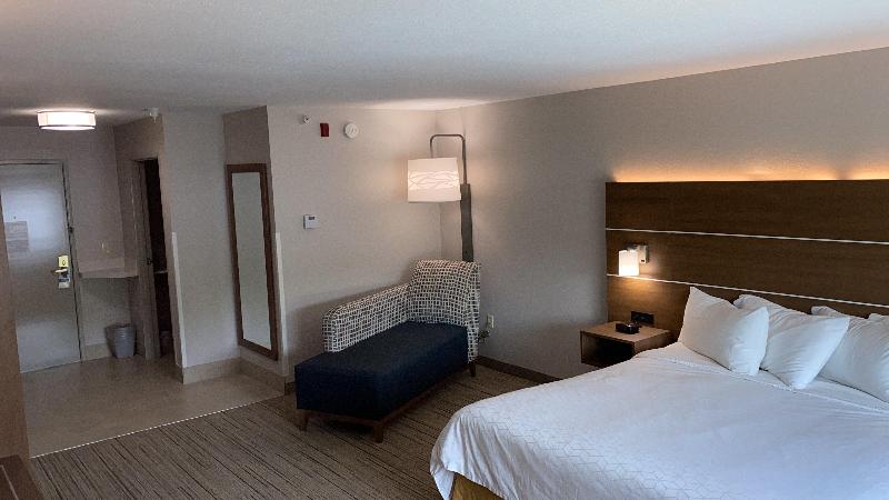 Holiday Inn Express and Suites Weston image