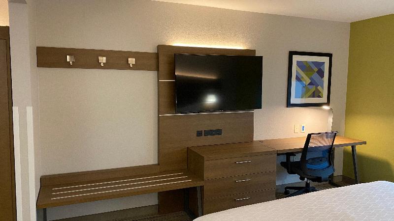 Holiday Inn Express and Suites Weston image