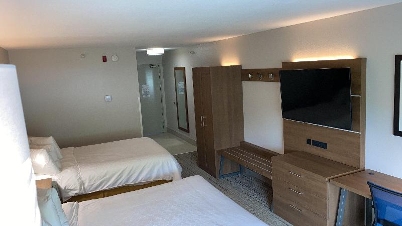 Holiday Inn Express and Suites Weston image