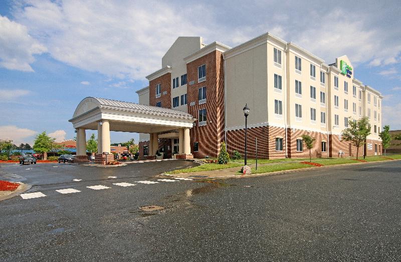 Holiday Inn Express and Suites Charlotte North