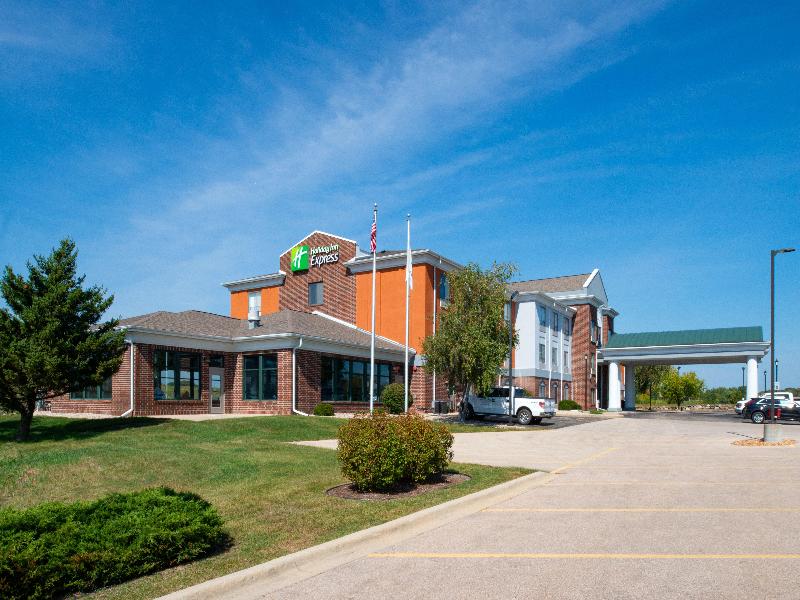 Holiday Inn Express & Suites Fort Atkinson By IHG image