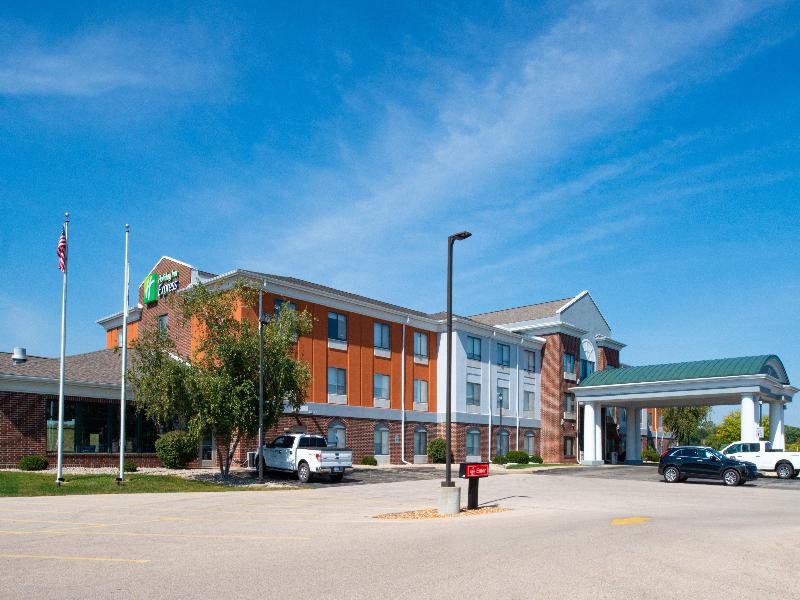 Holiday Inn Express & Suites Fort Atkinson By IHG image
