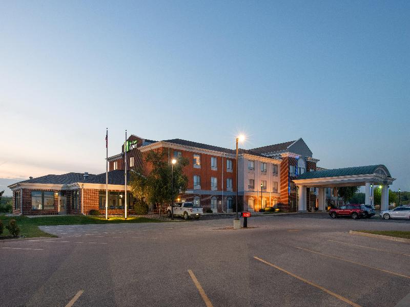 Holiday Inn Express & Suites Fort Atkinson By IHG image