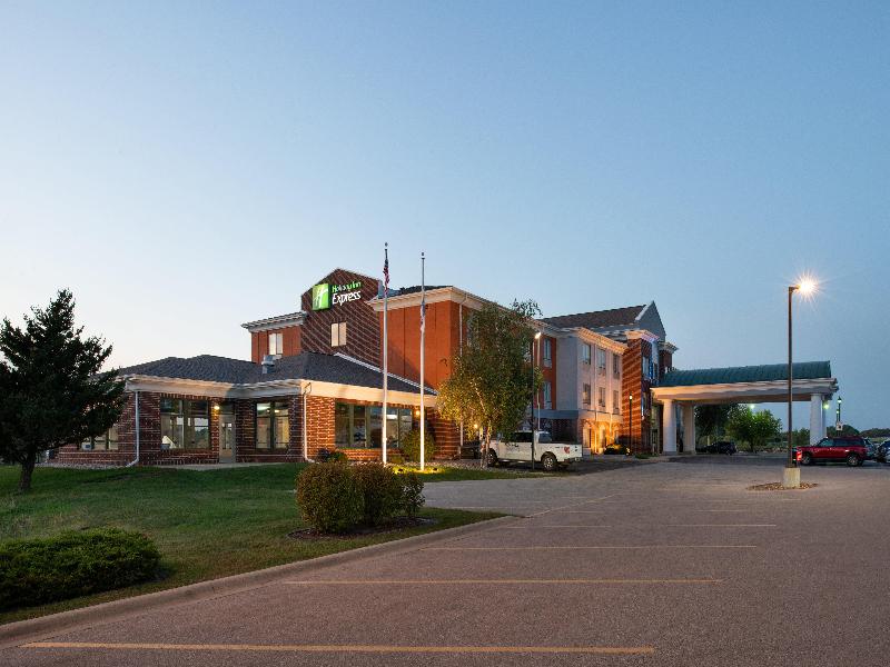 Holiday Inn Express & Suites Fort Atkinson By IHG image