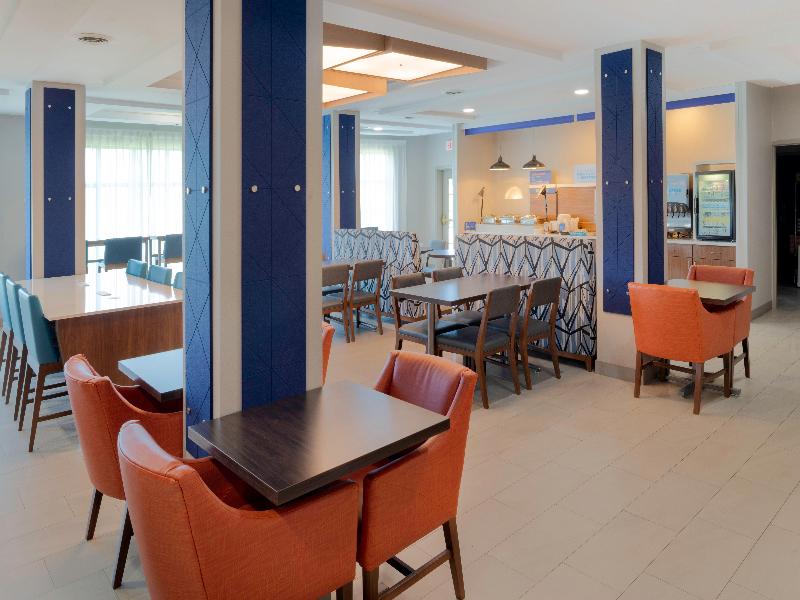 Holiday Inn Express & Suites Fort Atkinson By IHG image
