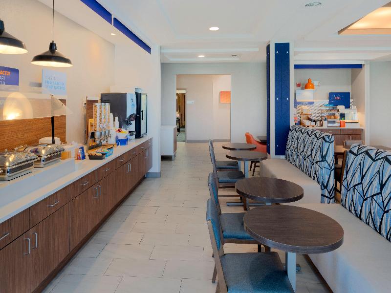 Holiday Inn Express & Suites Fort Atkinson By IHG image