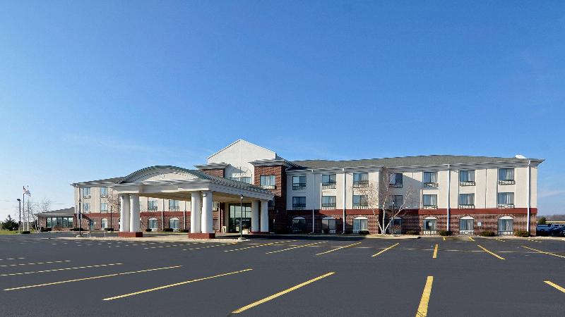 Holiday Inn Express & Suites Fort Atkinson By IHG image