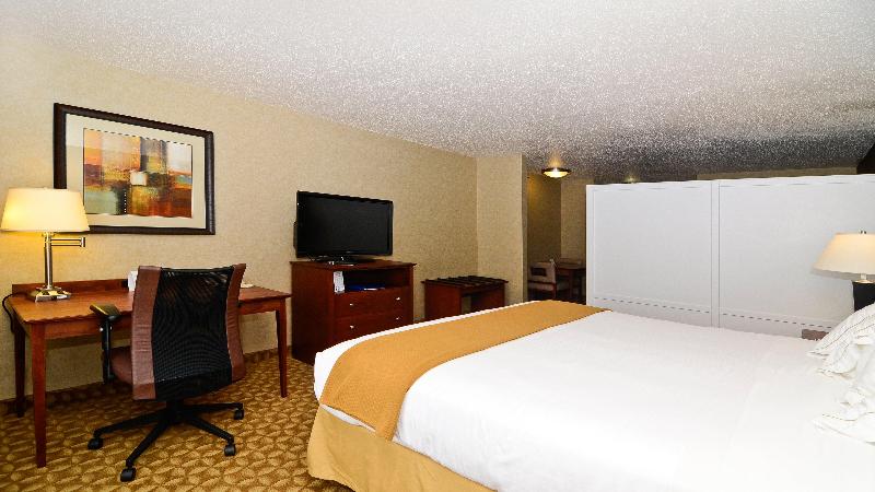 Holiday Inn Express & Suites Fort Atkinson By IHG image