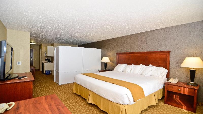 Holiday Inn Express & Suites Fort Atkinson By IHG image
