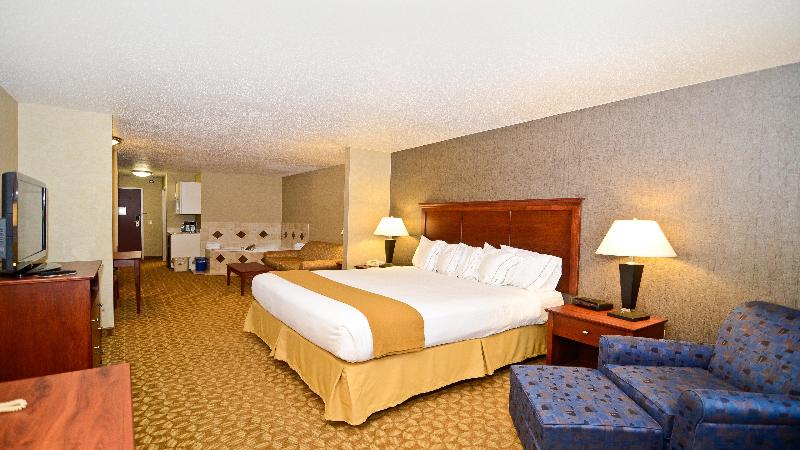 Holiday Inn Express & Suites Fort Atkinson By IHG image