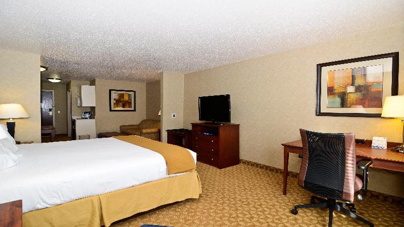 Holiday Inn Express & Suites Fort Atkinson By IHG image