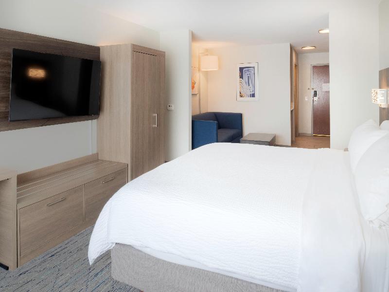Holiday Inn Express & Suites Fort Atkinson By IHG image